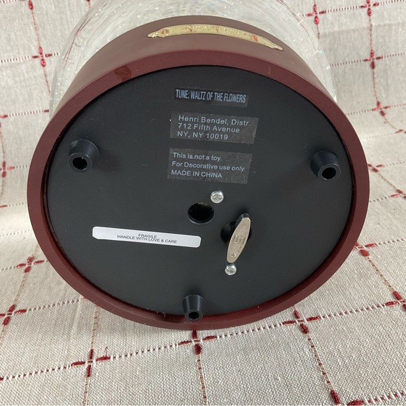 Henri Bendel “Bendel Guests” Final Edition Musical Snow Globe HTF Rare Snowglobe - Picture 10 of 11